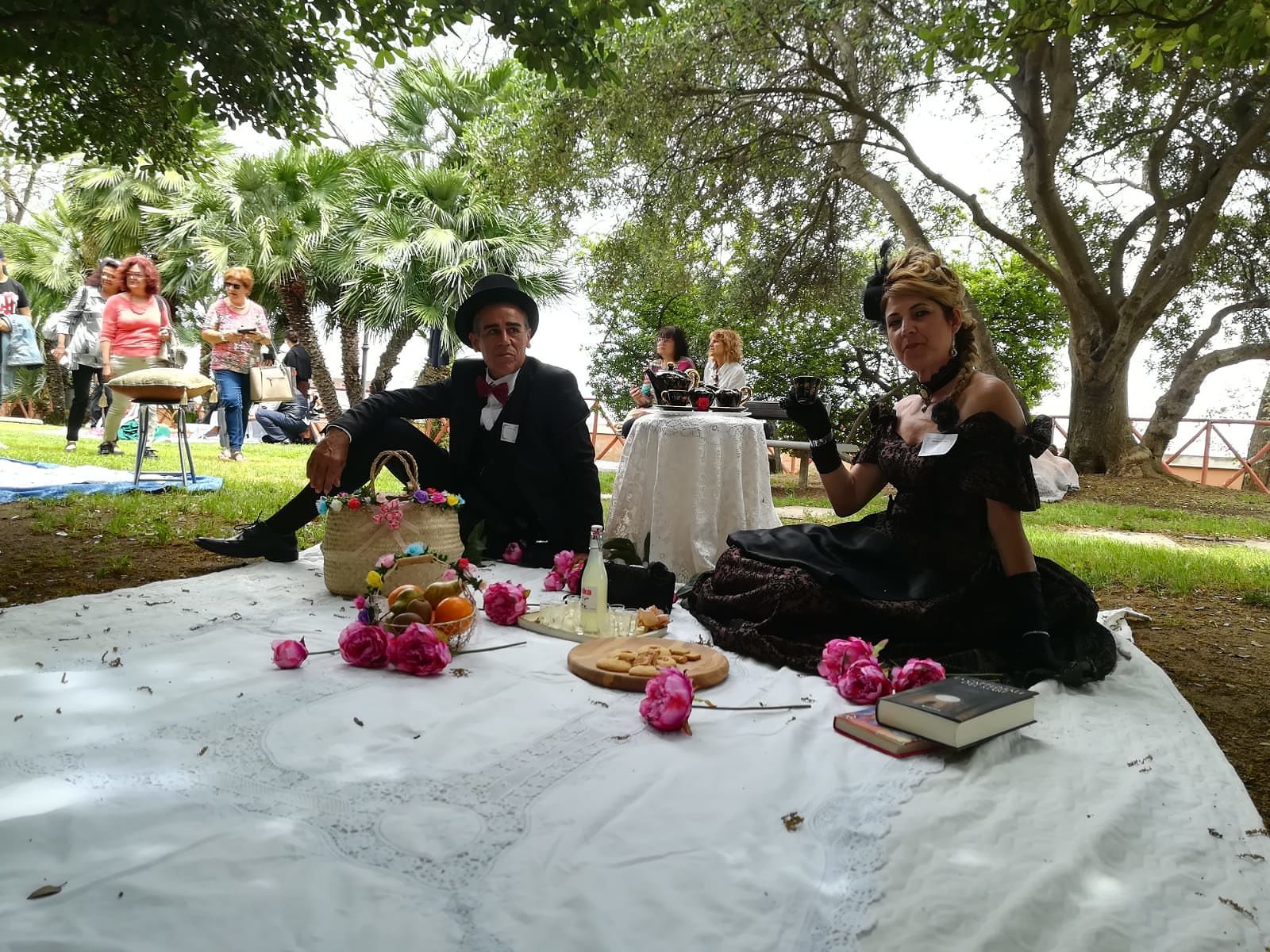 L’età vittoriana trionfa a Cagliari, centinaia in abito per la Grande Jatte ai Giadini pubblici