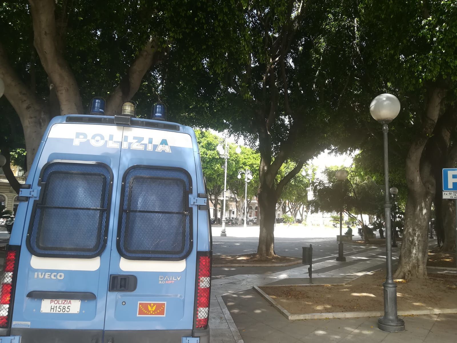 Cagliari, piazza del Carmine: “Ex salotto buono arredato da delinquenti e spacciatori”