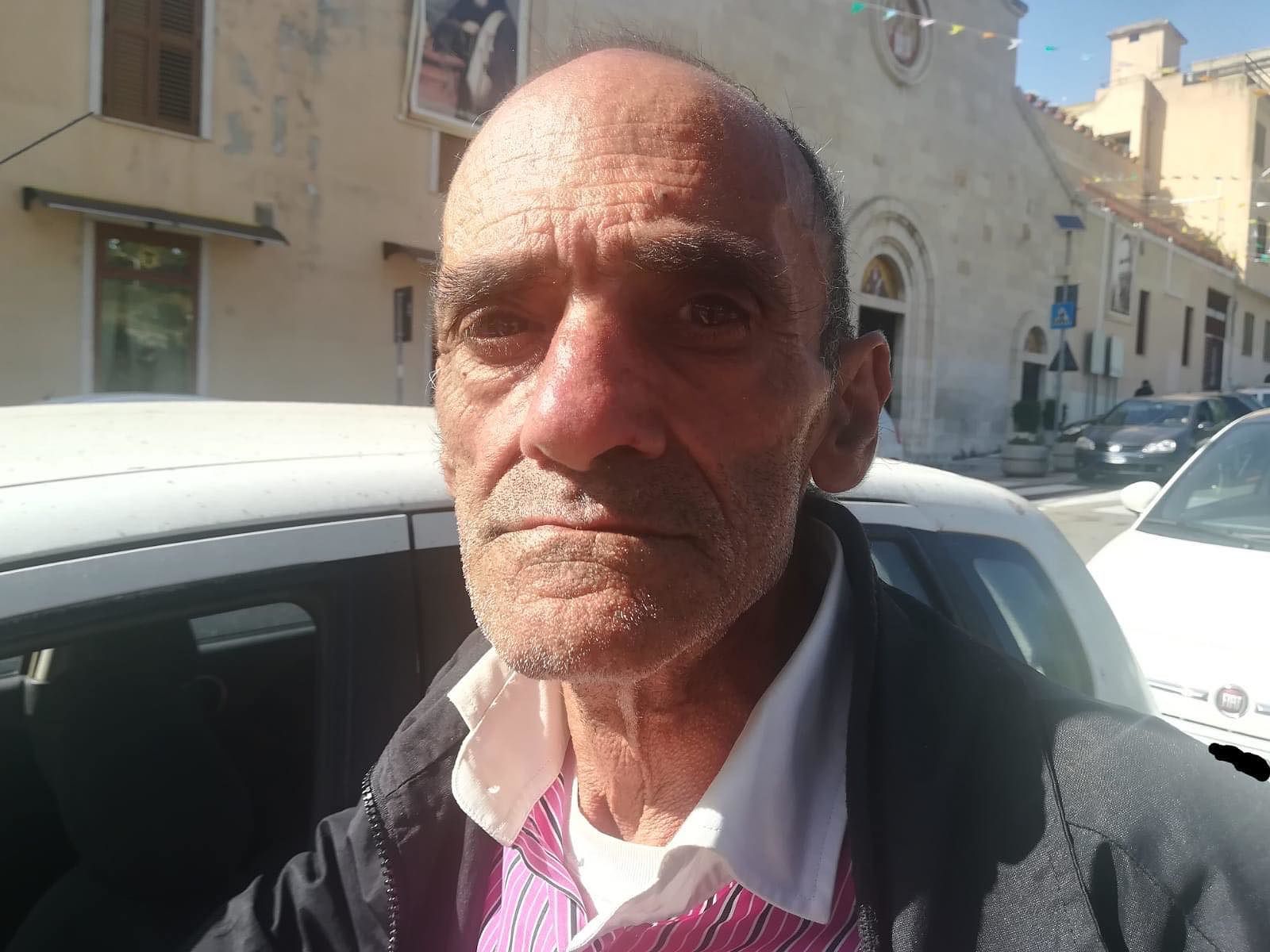 Cagliari, le lacrime di Vincenzo: “Ho 60 anni e sono disabile, sto per finire sotto un ponte”