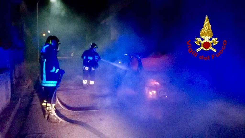 Paura a Sestu, auto brucia in via Leonardo da Vinci: le fiamme invadono un’abitazione