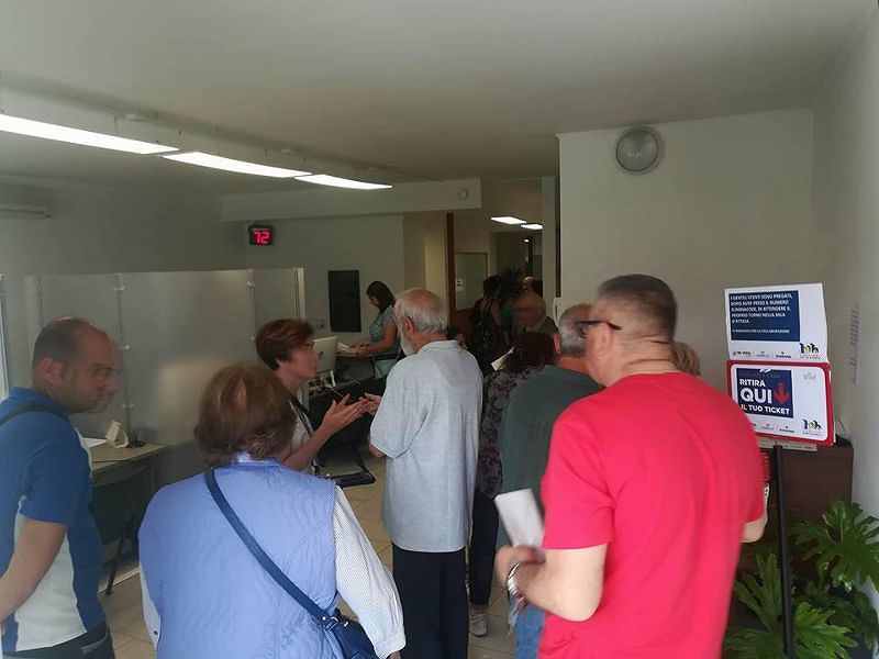 Cagliari, code infinite e rabbia per i mastelli: porta a porta “caos” in viale Ciusa