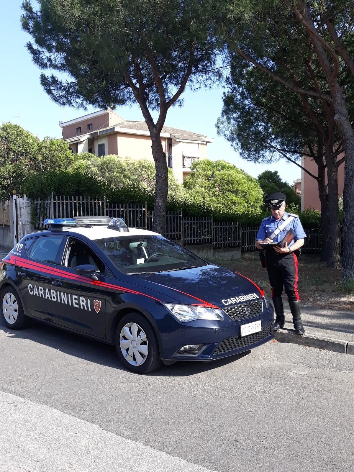 Cagliari, chiede una sigaretta ma lei si rifiuta: la aggredisce strappandole il reggiseno