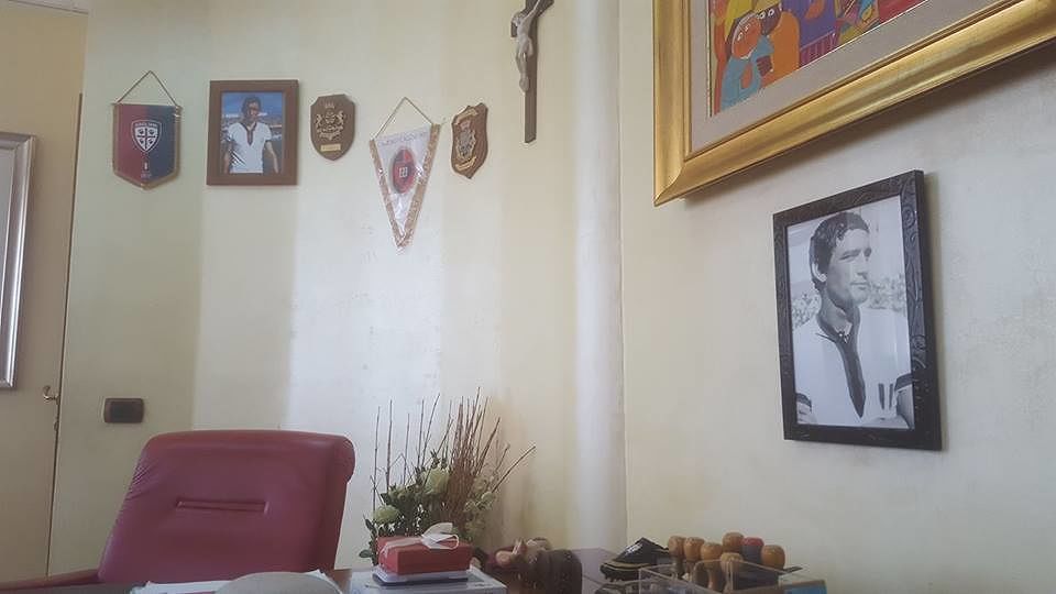 Assemini, Puddu stupisce ancora: “La foto di Mattarella resta, ma dalla mia scrivania guardo Gigi Riva”