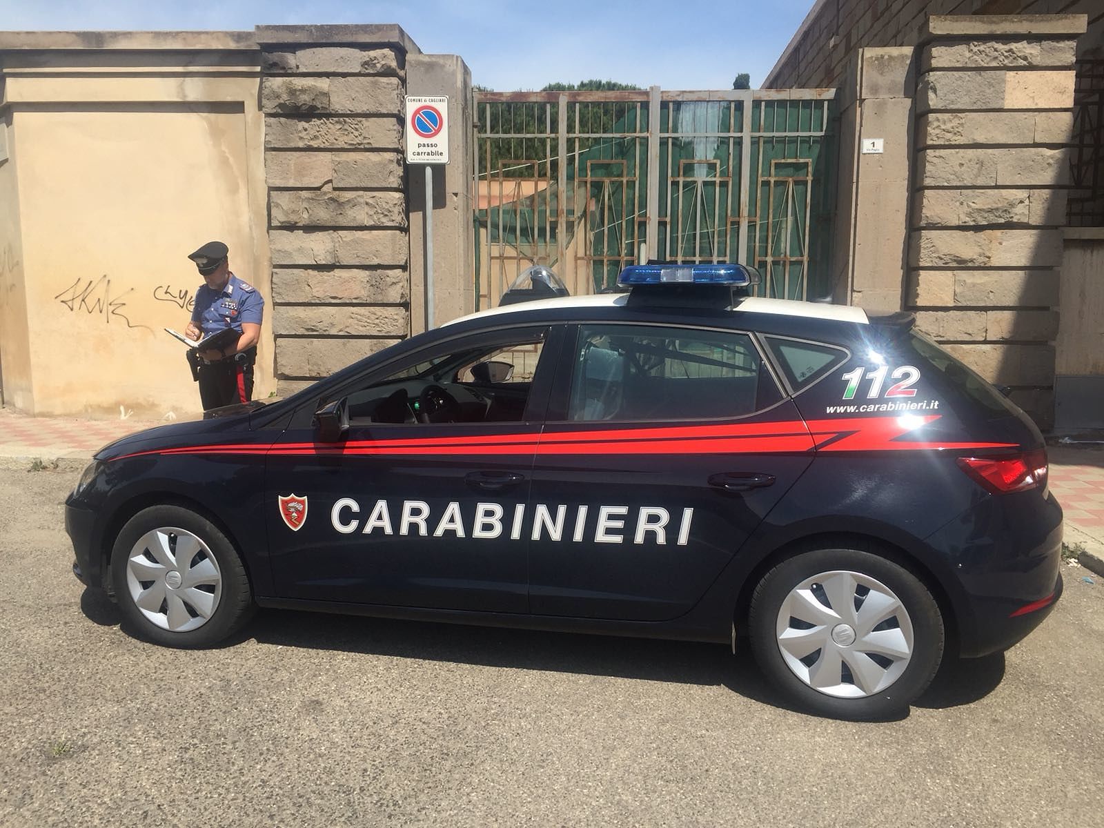 Cagliari, due persone minacciate con coltello e rapinate in auto al cimitero di S.Michele