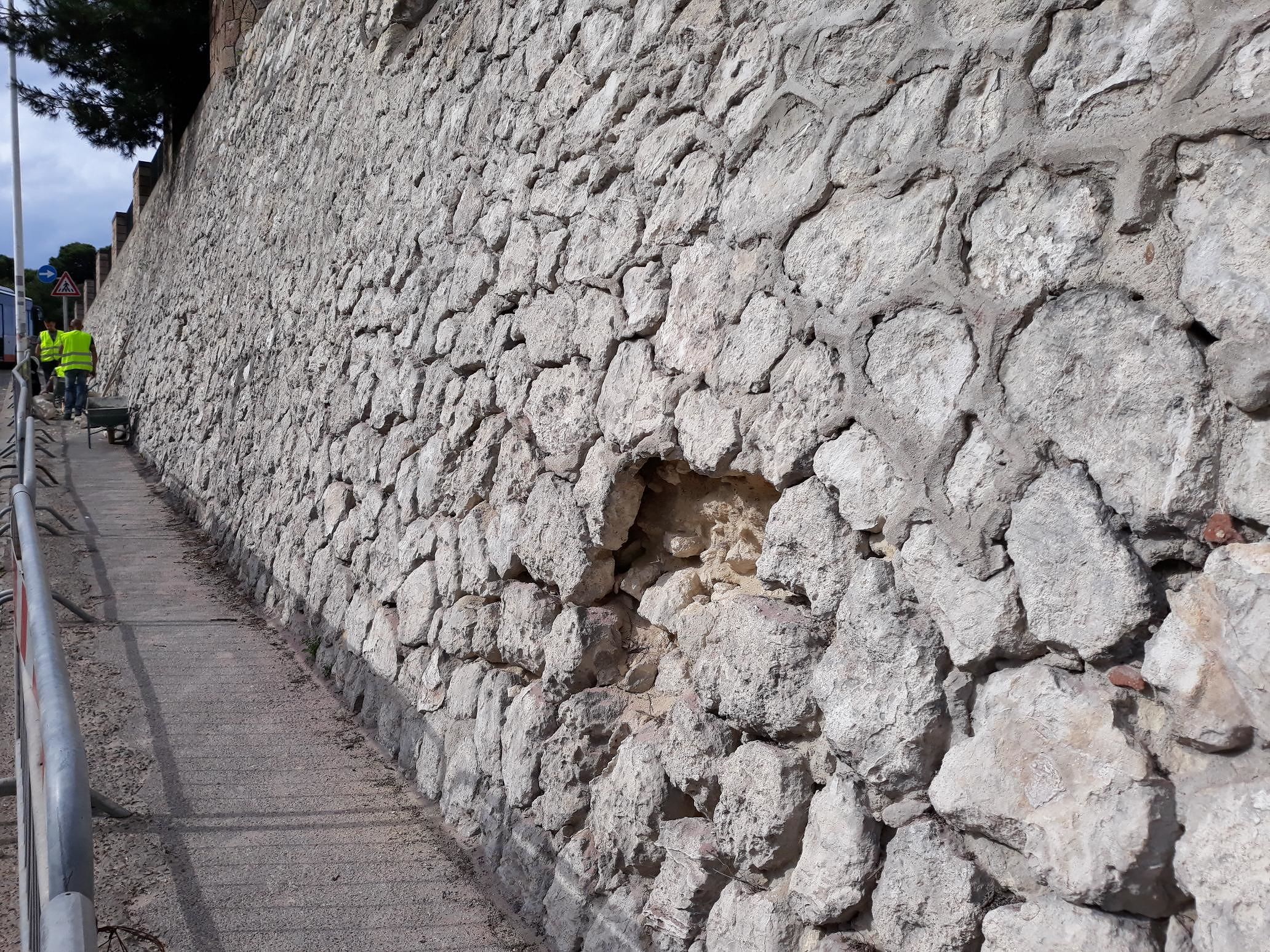 Buoncammino, il muraglione si stacca: pronto intervento del Comune sul marciapiede pericoloso