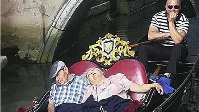 Venezia, giro in gondola con pisolino: esplode l’ironia social