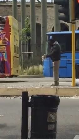 Salvini, video choc: “Migrante spenna piccioni al semaforo. A casa”