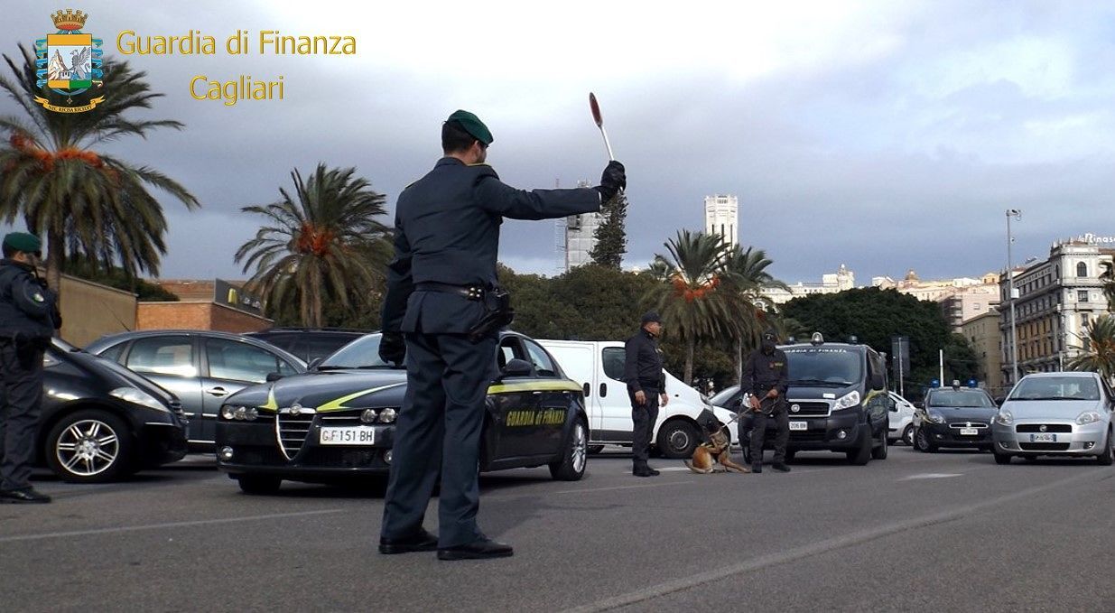 Cagliari, controlli antidroga in piazza Matteotti: denunciato un giovane