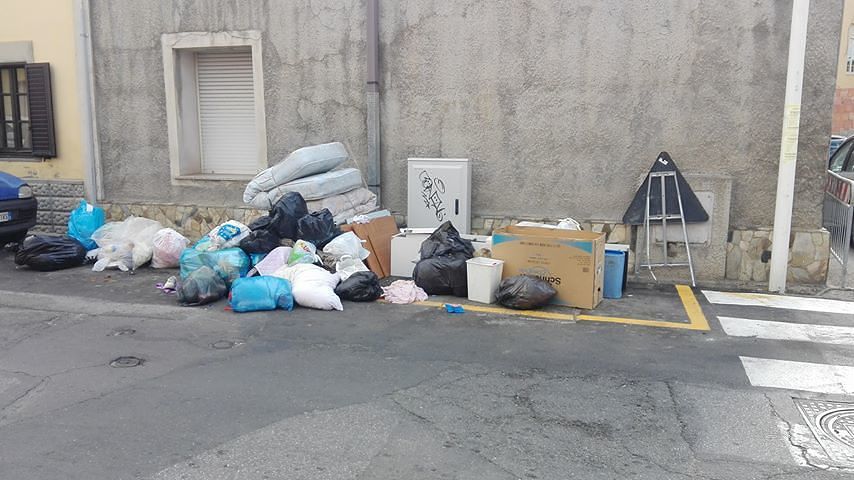 Inciviltà a Cagliari, i super caddozzi del porta a porta a Pirri: gettano i sacchetti per strada