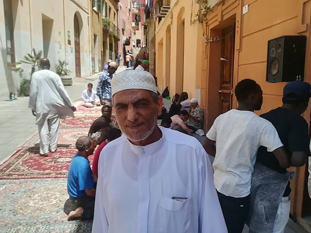 Cagliari, tolte le auto per la preghiera dei musulmani: “Ora però dateci la moschea”