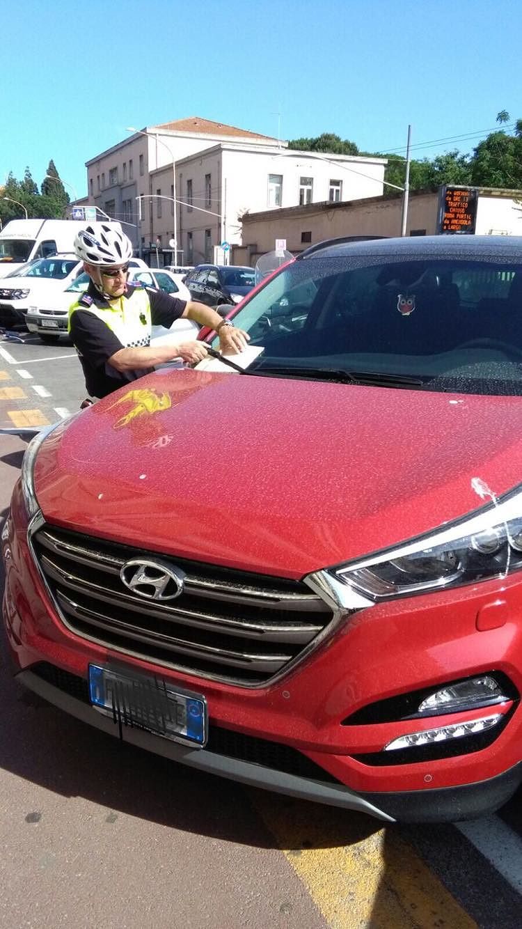 Cagliari, vigili in bici: multe alle auto parcheggiate sulle piste ciclabili