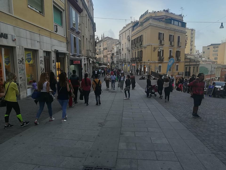 “Black friday” semiflop a Cagliari: 12 buste da piazza Garibaldi a via Manno