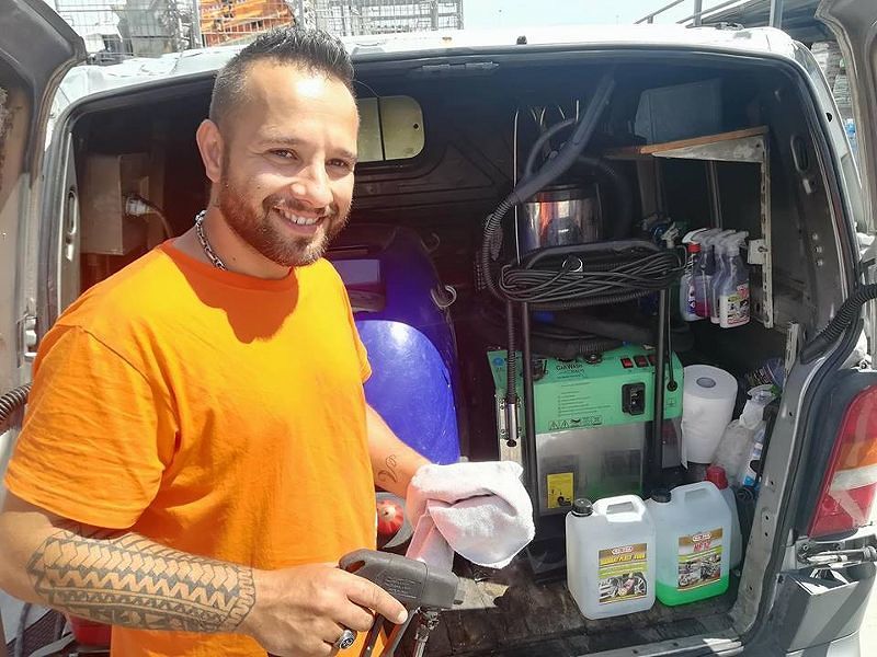 Valerio di Cagliari, car washer a domicilio: “Dentro le auto addirittura perizomi e manette con peluche”