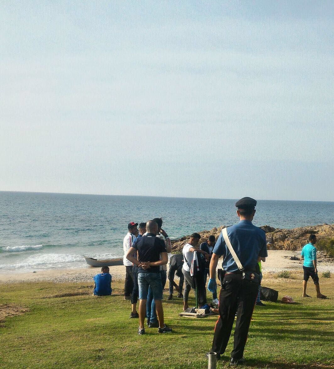 Pula, sbarcati 13 migranti a bordo di un barchino nella spiaggia di Pinus Village