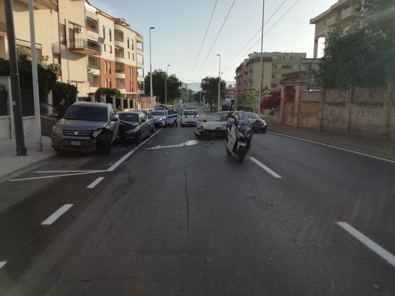 Cagliari, perde il controllo dell’auto e finisce su due vetture in sosta: era ubriaca
