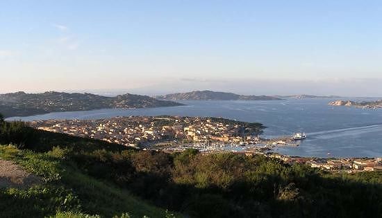 Dramma a Palau, cade dalla scogliera durante una passeggiata: muore 55enne