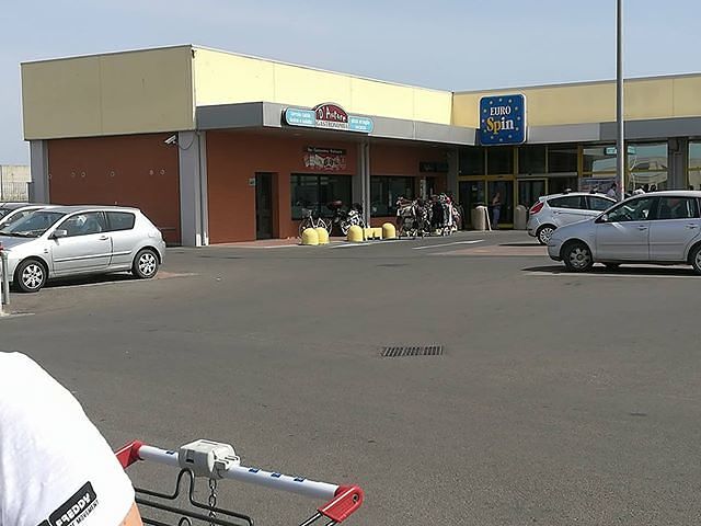 Settimo, carrelli carichi di borse contraffatte: la nuova moda degli ambulanti