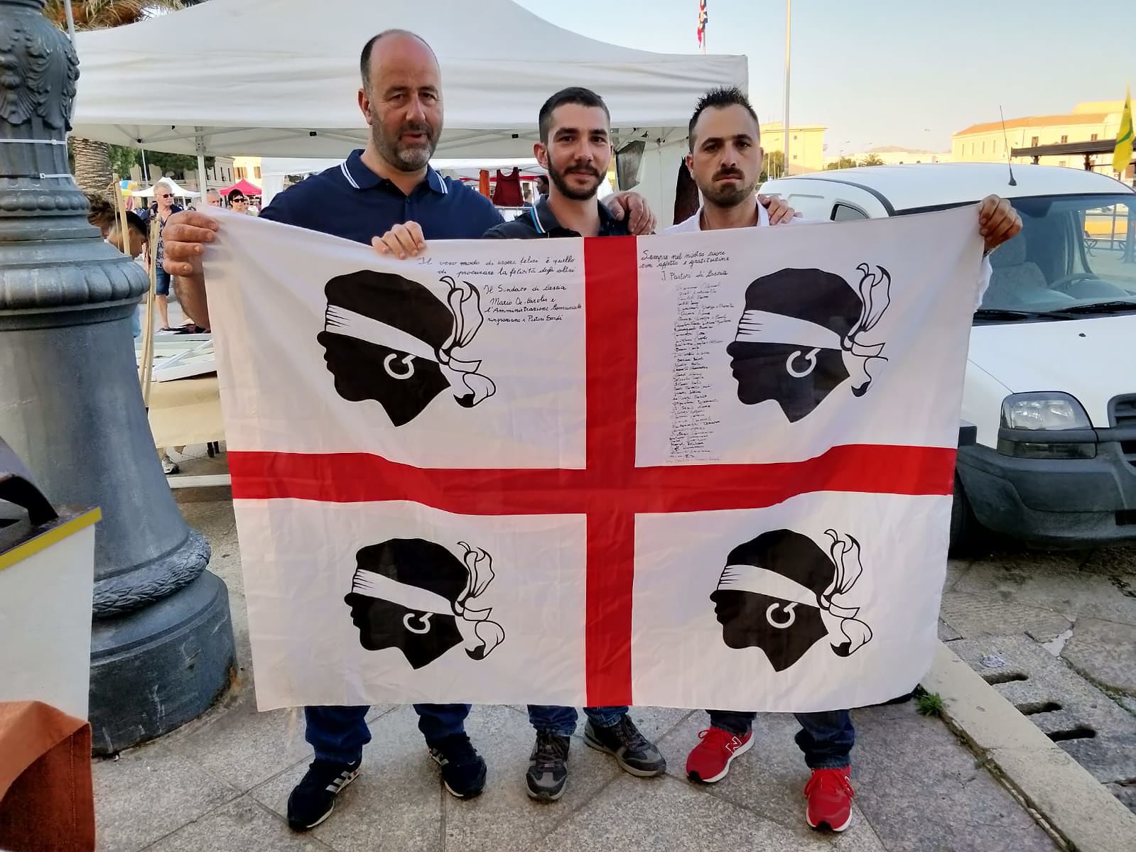 I pastori di Cascia donano la bandiera dei quattro mori al presidente di Oristano Giovanni Murru