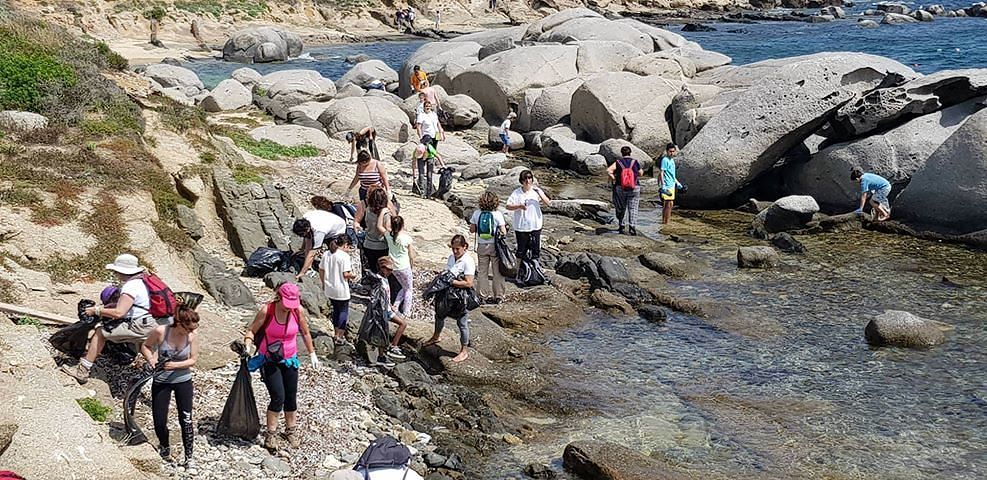 Villasimius, il bel gesto dei volontari: ripuliscono da soli l’Isola dei Cavoli dai rifiuti
