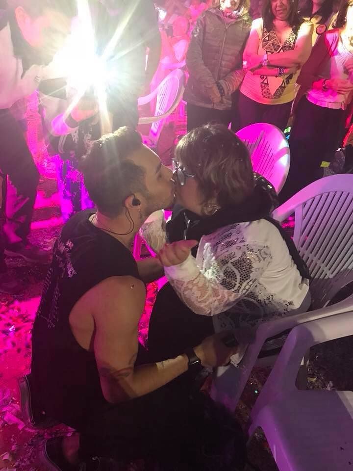 Marco Carta scende dal palco a Pula e bacia Francesca, la ragazza down di Soleminis