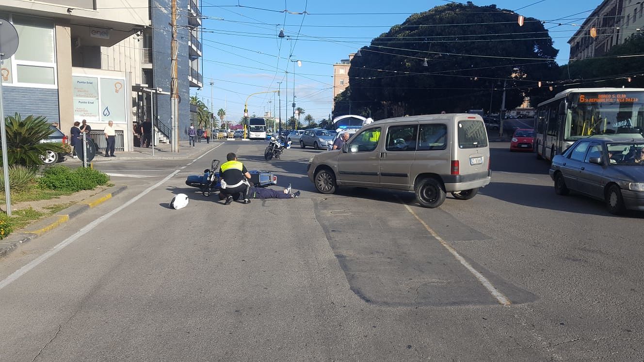 Cagliari, scooter si scontra con un furgone: un ferito