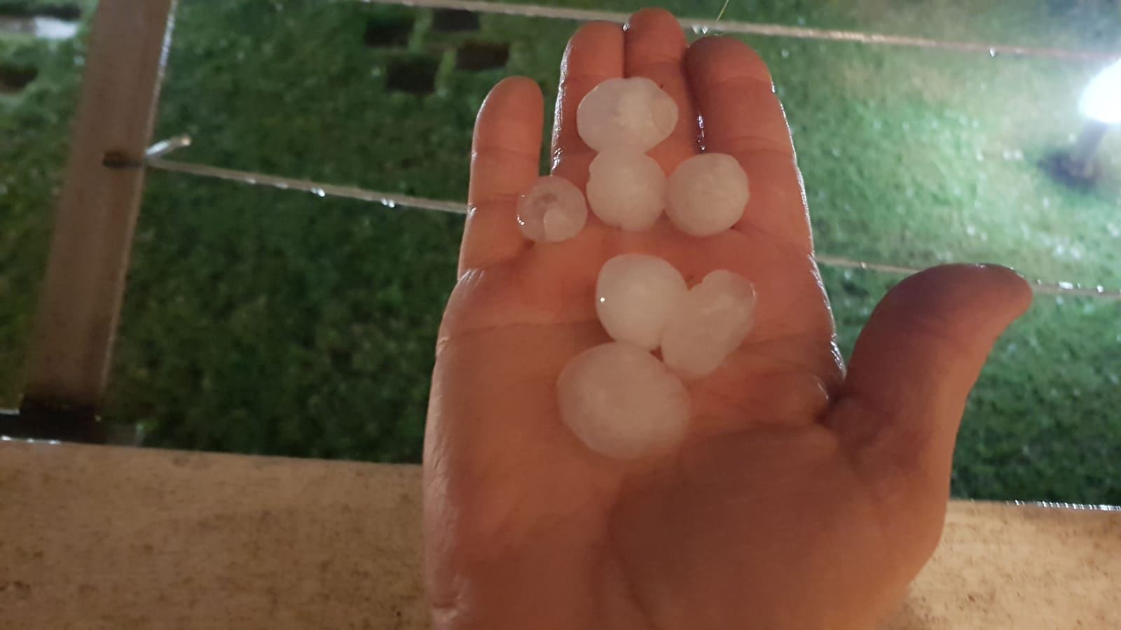 Iglesias, serra distrutta da 10 minuti di grandinata: stimati 250mila euro di danni