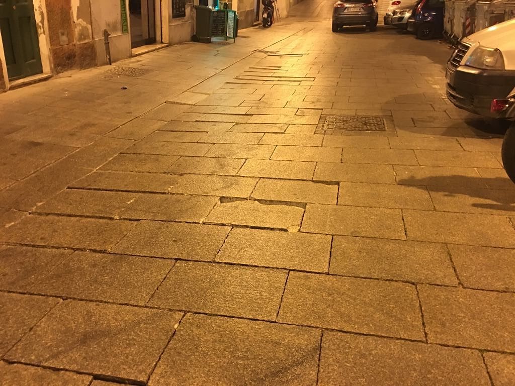 Mattonelle ko alla Marina, pavimentazione choc: “In tanti caduti con gli scooter”