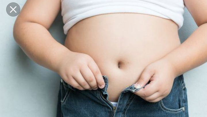 Obesità nei bambini, ecco come combatterla: i cibi giusti da dare ai nostri piccoli