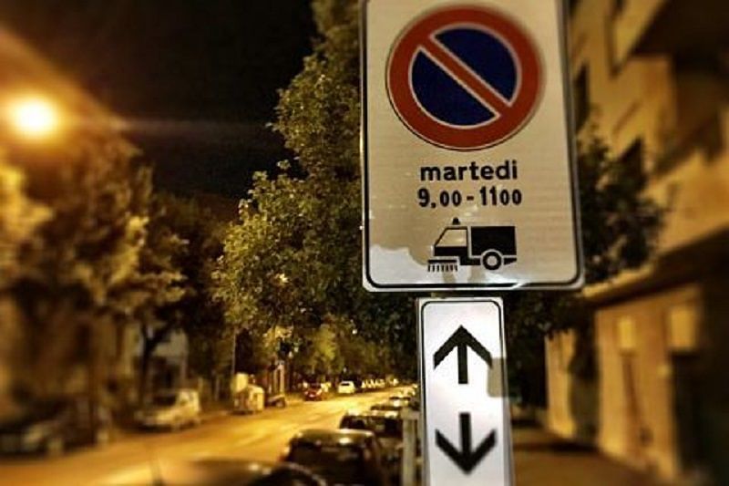 Cagliari, spostano l’auto ma la spazzatrice non passa: residenti di via Puccini infuriati