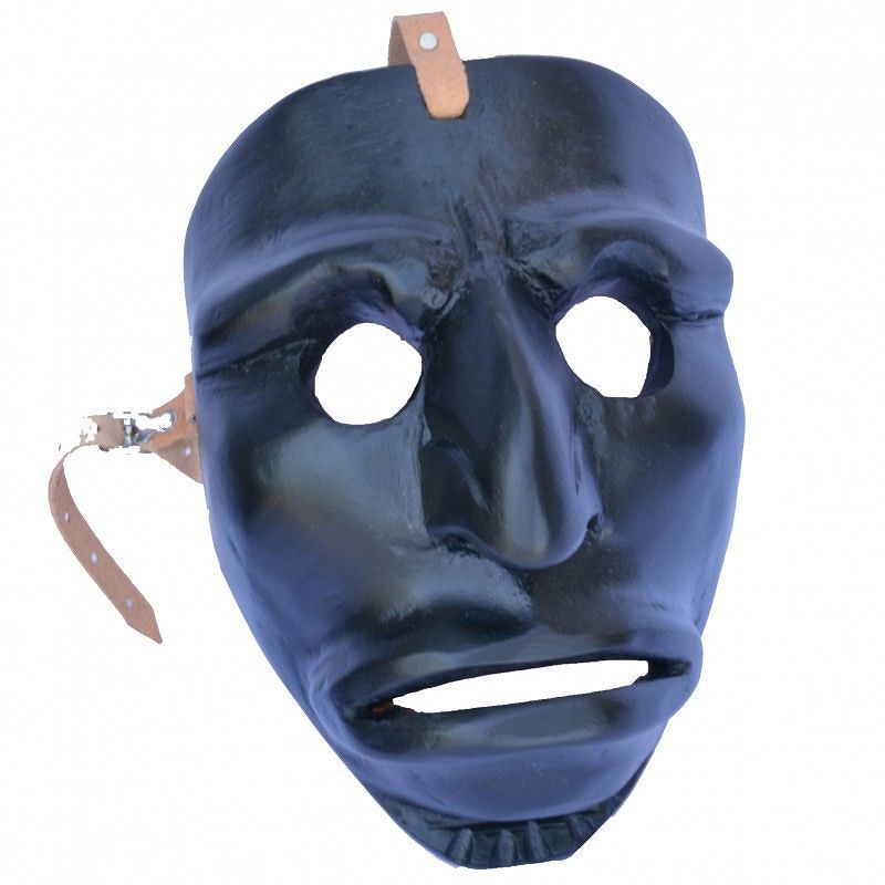 Cagliari, choc in piazza Yenne: 51enne seminudo e mascherato fermato dai carabinieri