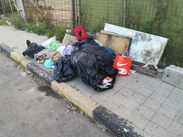 Rifiuti, la vergogna a Pirri continua: immondezza gettata in strada in via Vesalio