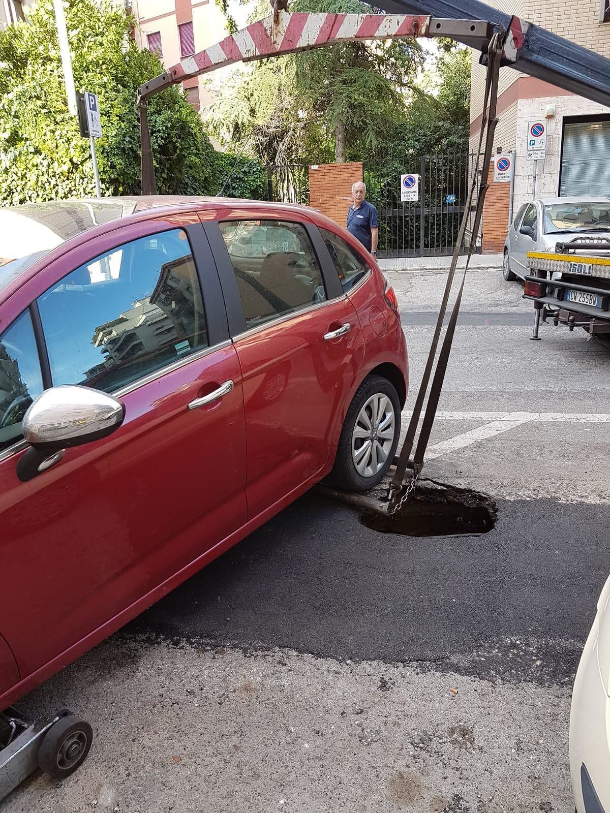 Cagliari, si apre una mini voragine in via Goldoni: auto “salvata” dal carro attrezzi