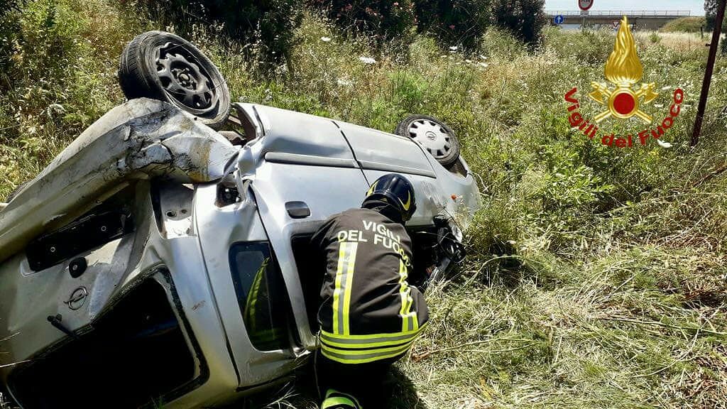 Scontro frontale sulla 130, auto ribaltata: tre feriti