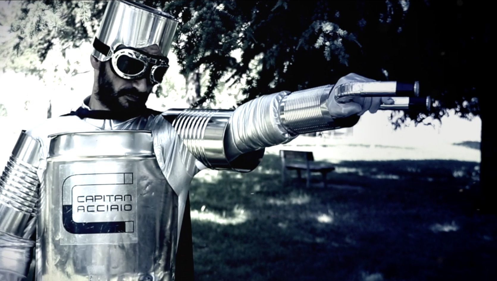 Arriva a Cagliari Capitan Acciaio, eroe che insegna il valore della raccolta differenziata