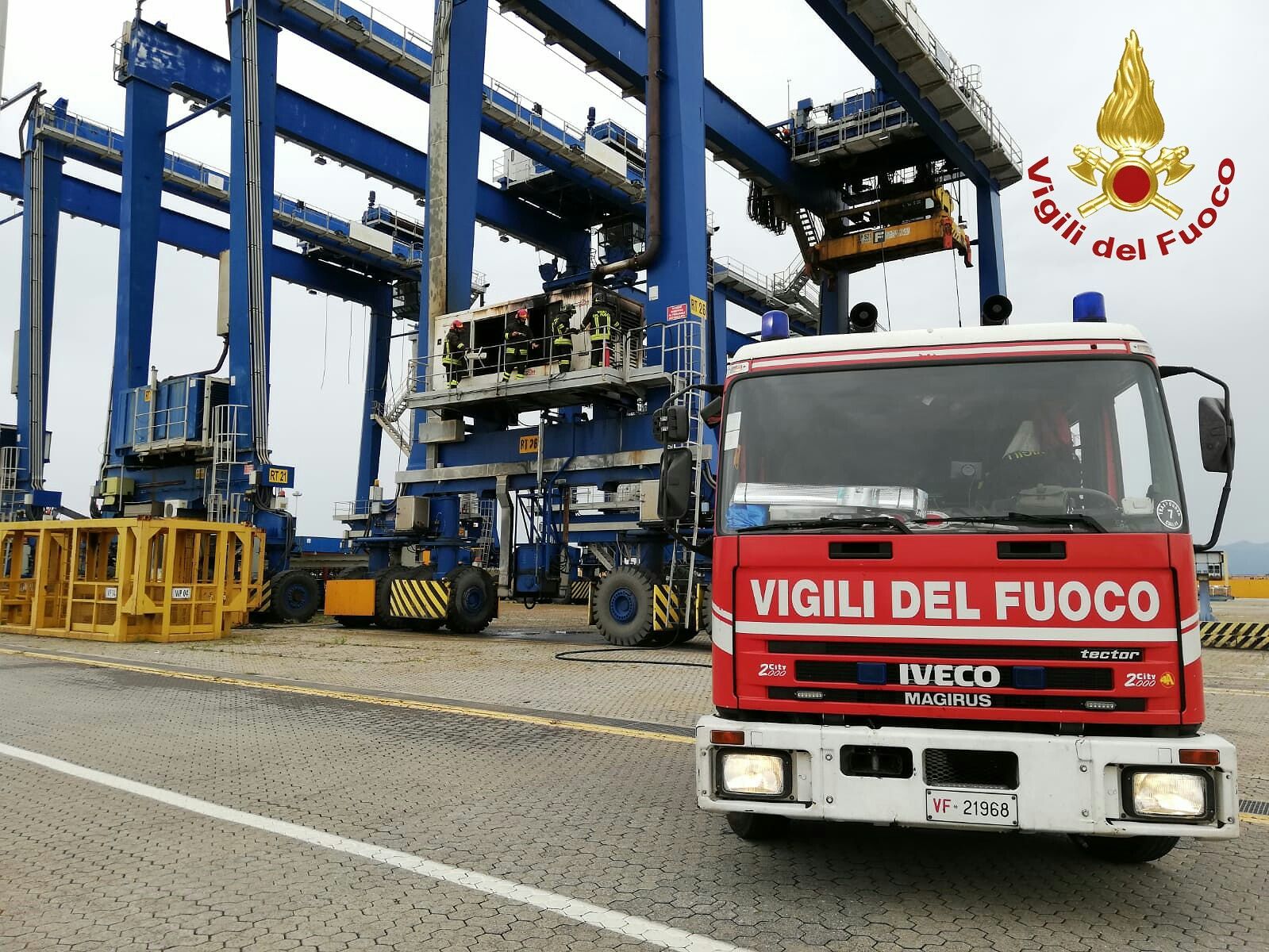 Fuoco al porto industriale di Cagliari: fiamme a un carro ponte