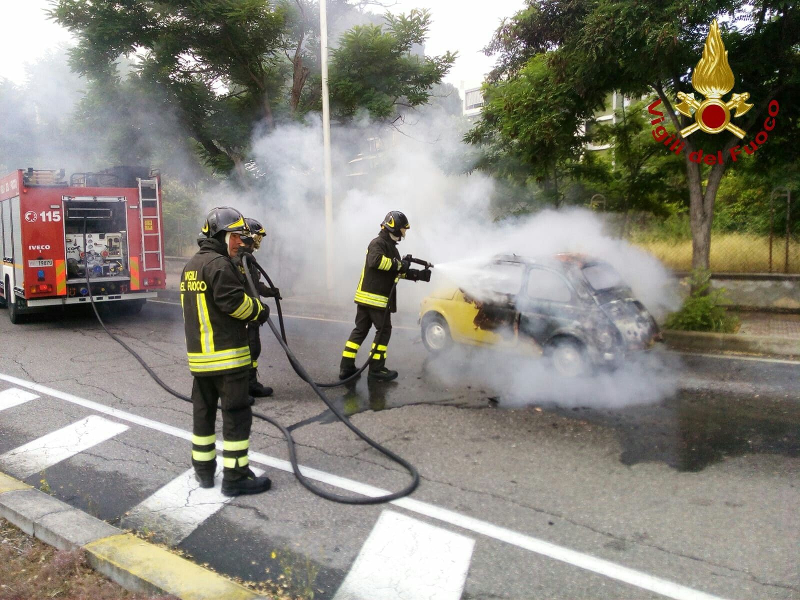 Brucia un’auto in pieno giorno in via Fracastoro a Cagliari: in azione i Vigili del fuoco