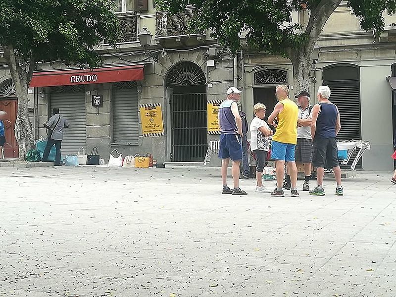 Cagliari, piazza Yenne regno dei venditori abusivi: i turisti fanno incetta di borsette e occhiali