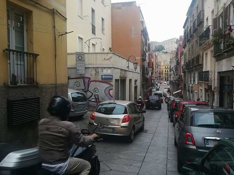 Cagliari, coro di no per via Azuni pedonale: “Il Comune vuole darci il colpo di grazia?”