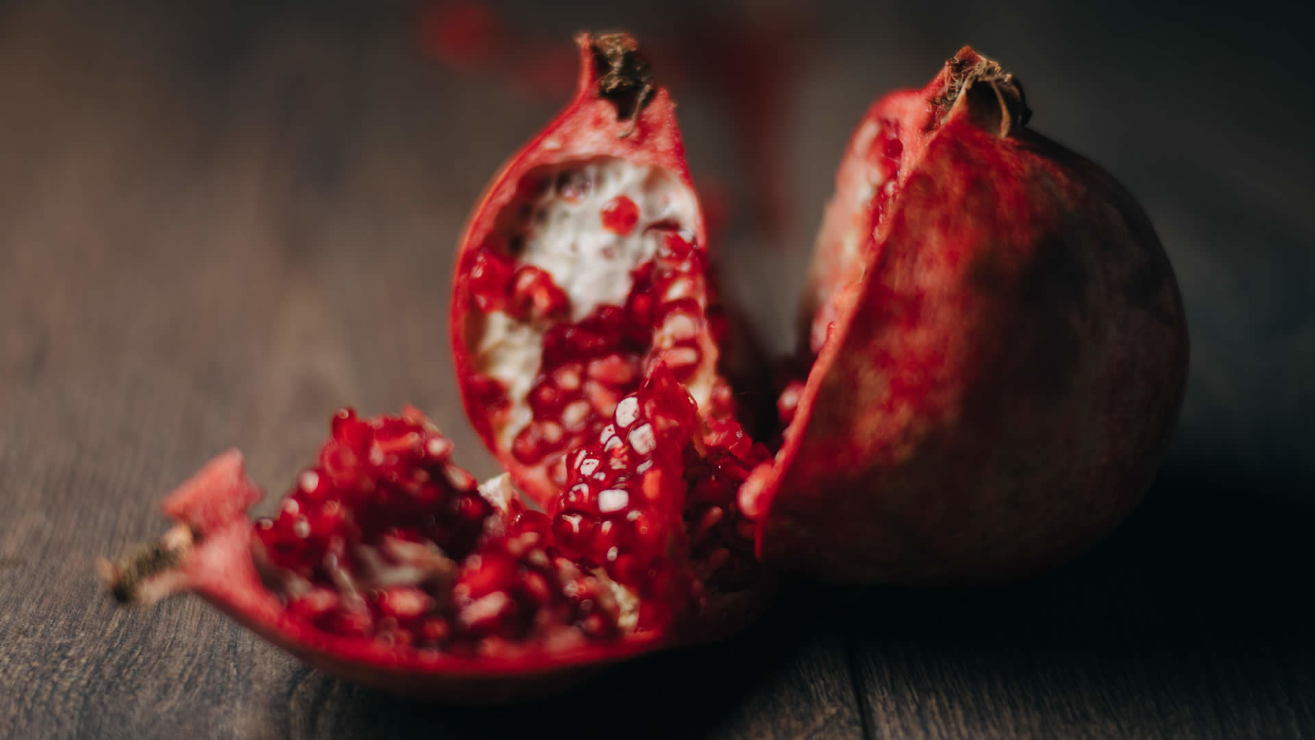 Melograno contaminato: donna mangia semi congelati e muore