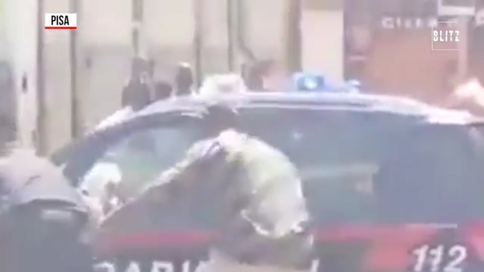 Ambulante colpisce carabiniere con un pugno: video fa il giro del web