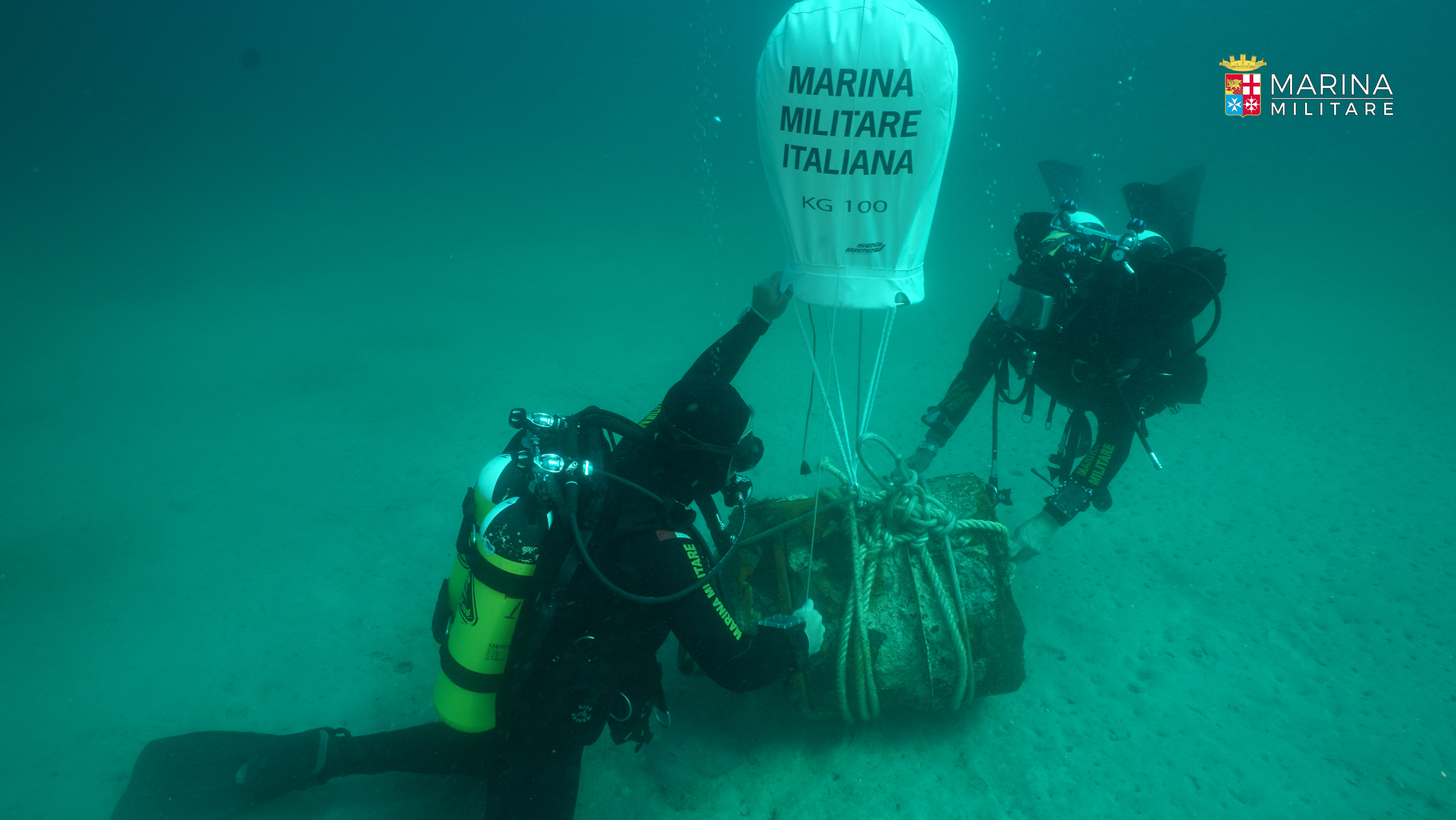 Cagliari, ordigno nelle reti di un peschereccio: intervengono i palombari della Marina
