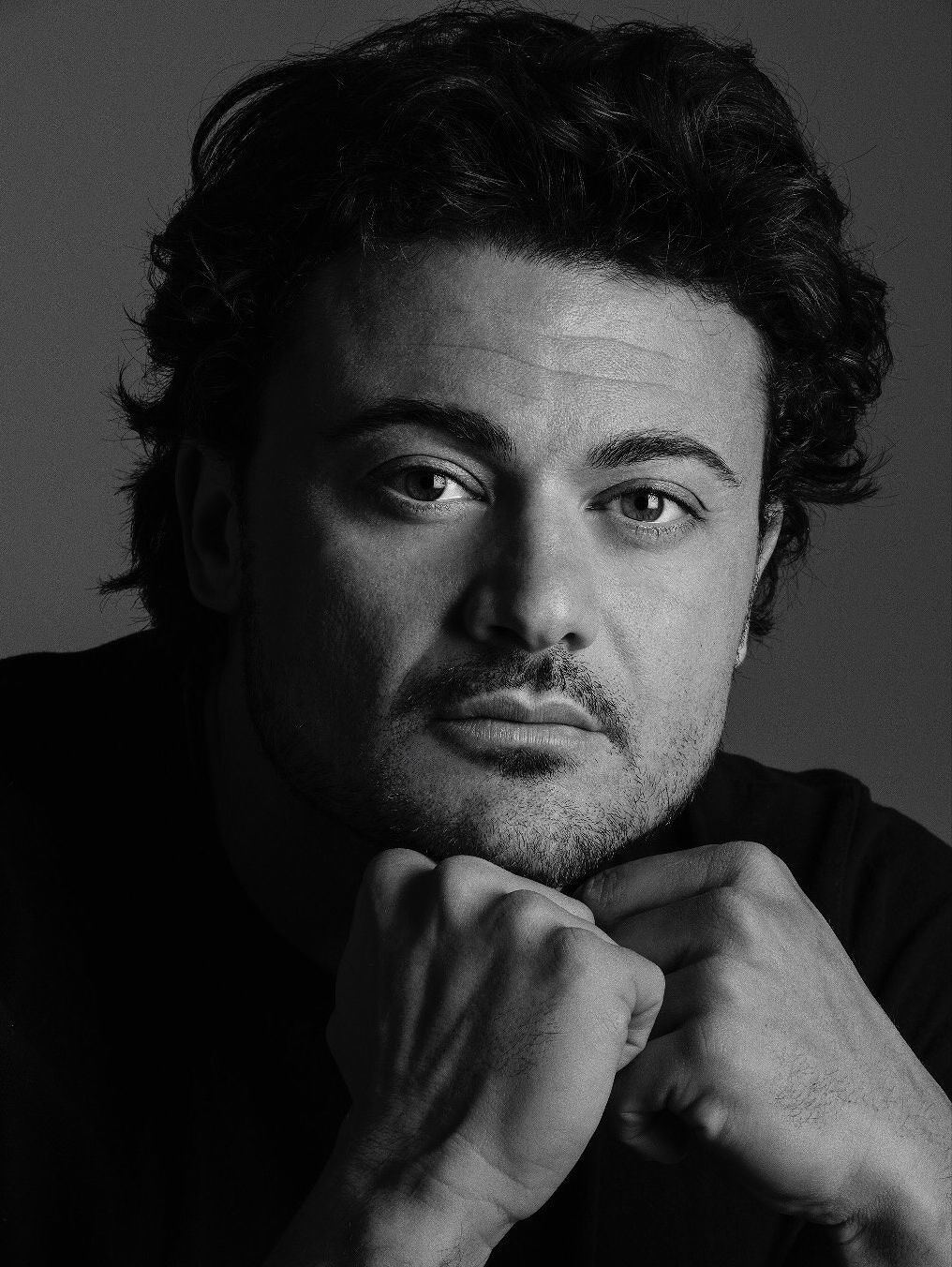 Vittorio Grigolo arriva sul palco della Forte Arena di Santa Margherita di Pula