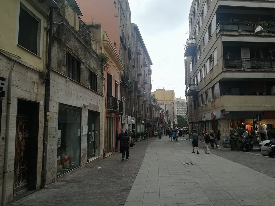 Cagliari, via Garibaldi stritolata tra maxi centri commerciali e cinesi: “Viviamo alla giornata”