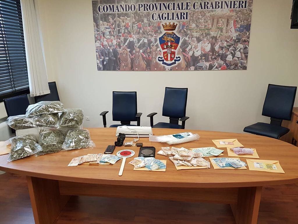 In casa cocaina, hashish, marijuana e 35mila euro in contanti: un arresto a Selargius
