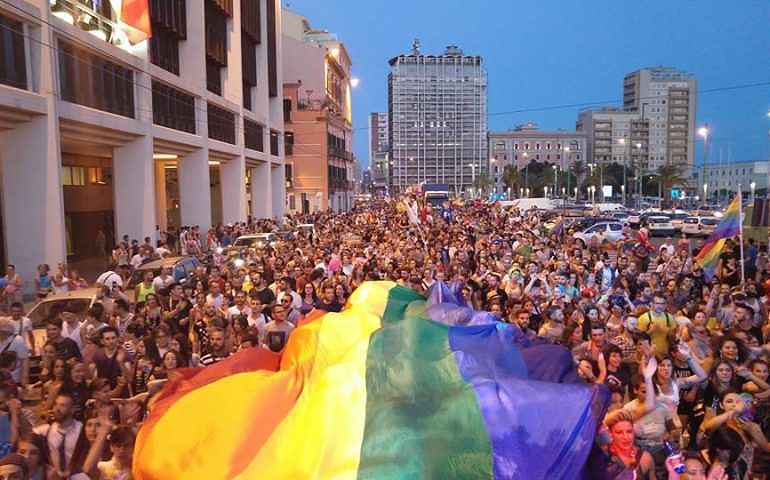“Per il Sardegna Pride bandiera arcobaleno in tutti i monumenti di Cagliari”