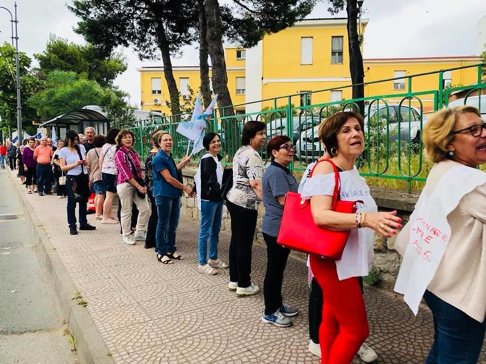 Muravera, l’abbraccio simbolico all’ospedale da salvare: “Il San Marcellino non si tocca”
