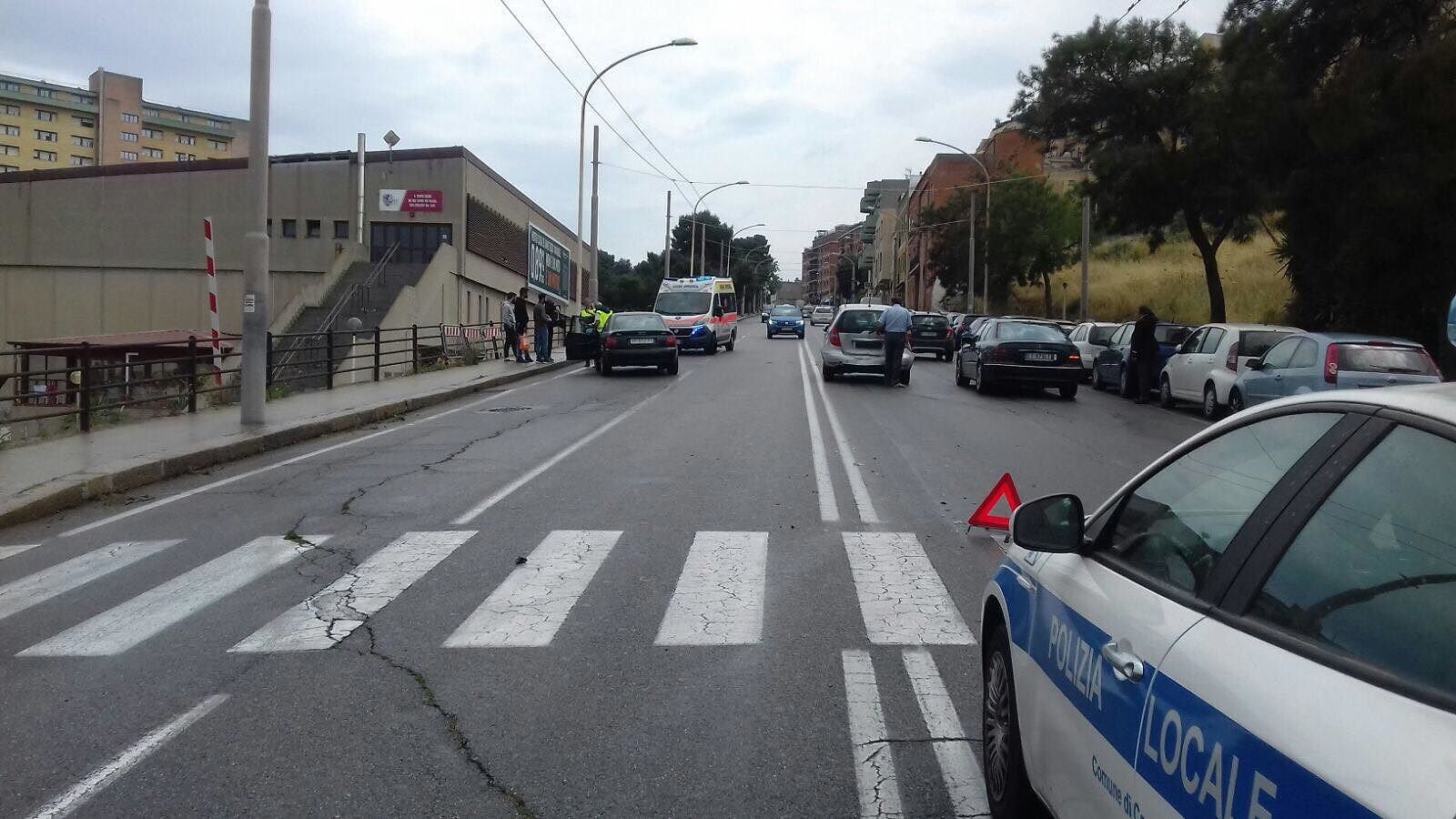 Cagliari, tamponamento in via Is Mirrionis: ferita una donna