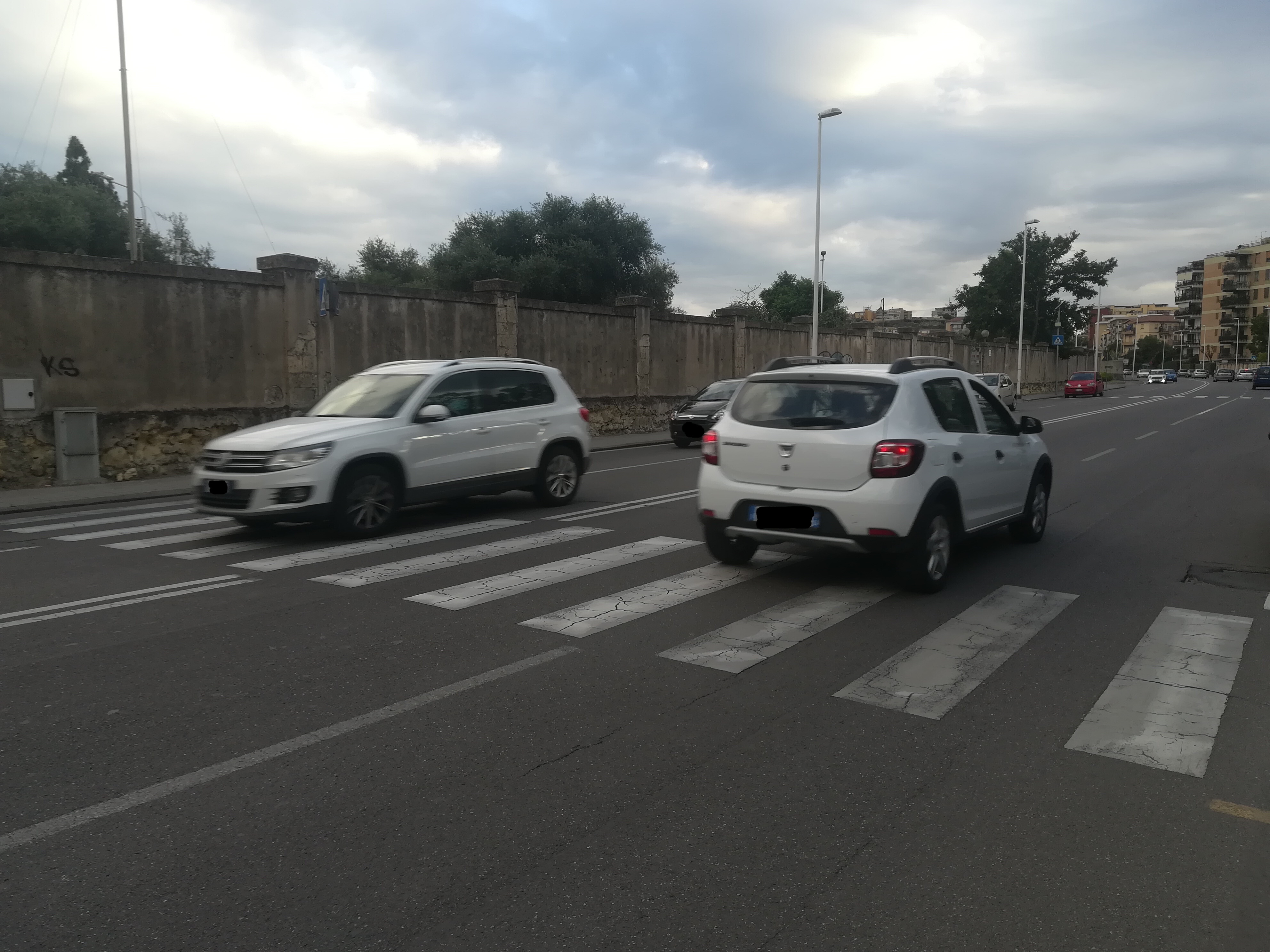 Cagliari, via Cadello come un rodeo: un nostro cronista investito sulle strisce