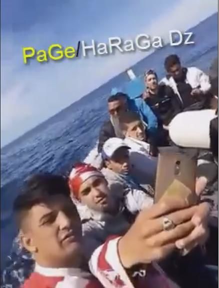 Algerini felici sui barchini verso la Sardegna, tra selfie ricordo e canzoni