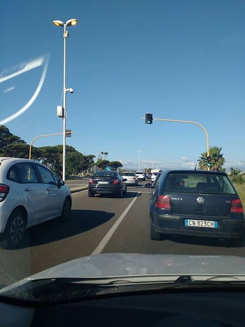 Traffico in tilt e code chilometriche al Poetto, la protesta dei nostri lettori